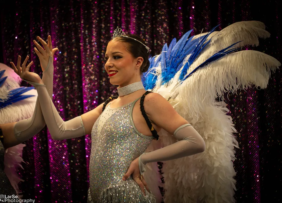 Portrait de danseuse, robe argent et plumes bleu-blanc
