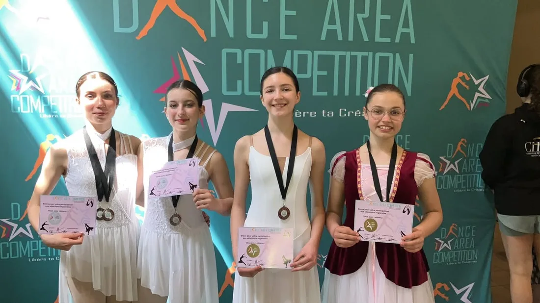 Élèves de l'Académie Scarlines avec leurs médailles Dance Area